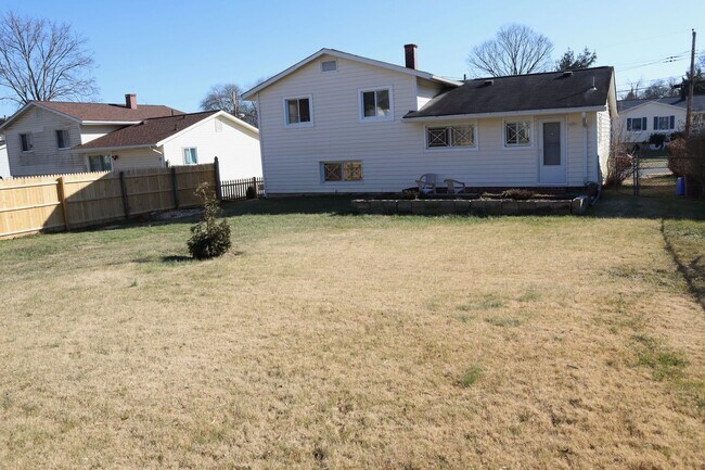 Building Photo - Renovated 3BR 2BA Rockville Split-Level with Huge Fenced Yard Available July