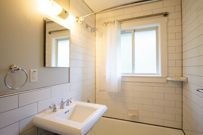 Building Photo - WINTER SPECIAL!! Mid-Century 2bdr with Patio Near OHSU Ready Now!