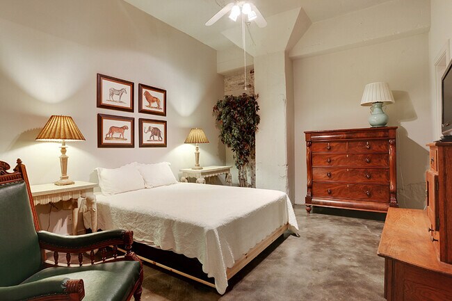 Building Photo - 441 Gravier St