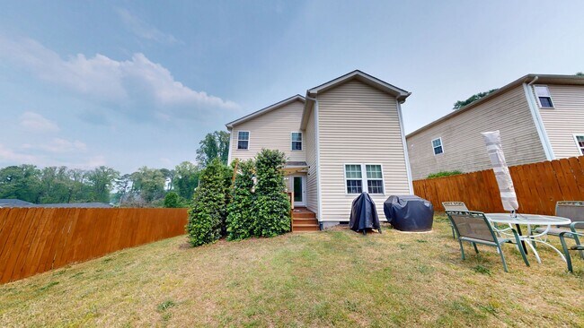 Building Photo - $500 OFF 1st Month's Rent if Leased by 07/...