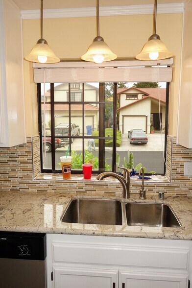 Building Photo - 983 Hacienda Circle