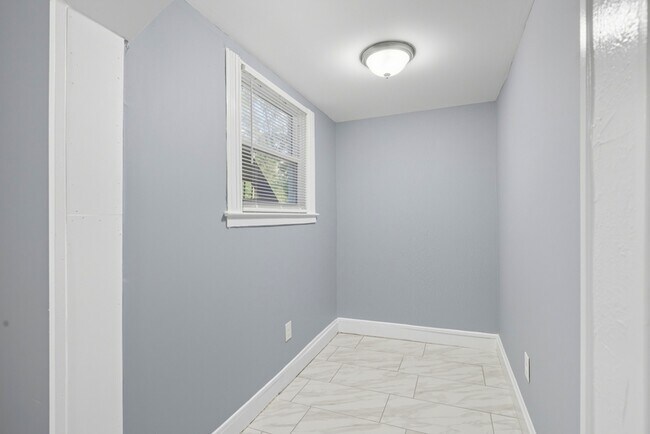 Building Photo - 5821 Royal Oak Ave