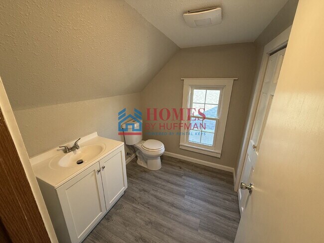 Building Photo - Three Bedroom | Updated | EHA Accepted | D...