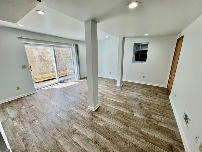 Building Photo - 813