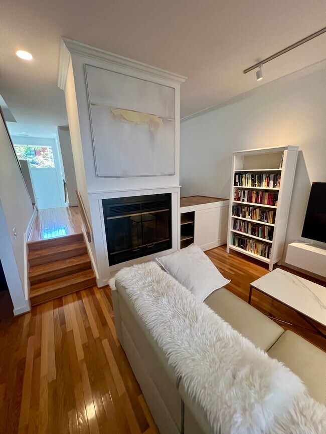 Building Photo - Luxurious 3-Bedroom Townhome in Fairmount!...