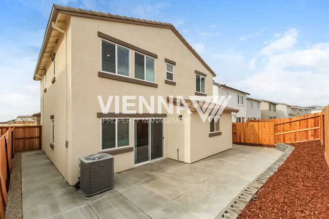 Building Photo - 1048 Silver Feather Wy