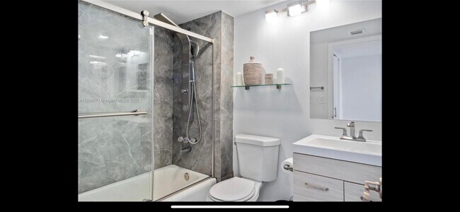 Building Photo - 400 S Pointe Dr