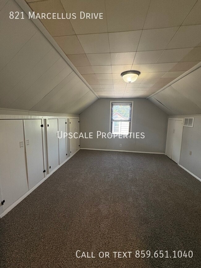 Building Photo - 821 Marcellus Dr