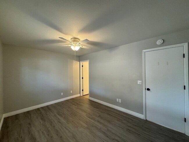 Building Photo - 2 Bedroom in the El Tovar Condominiums Nea...