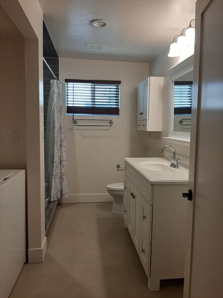 back bathroom - 1434 E Elm St