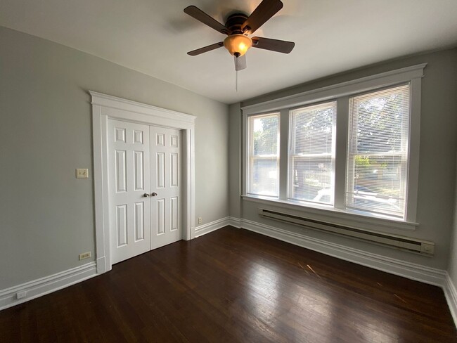 Building Photo - Lakeview 2BR! Near Brown Line & Whole Foods!