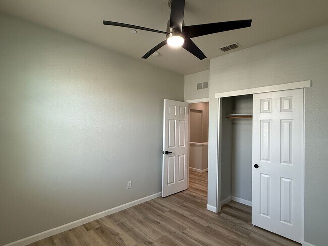 Building Photo - Lovely Laguna Pointe Condo!