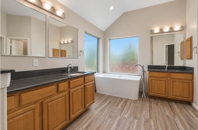 Building Photo - 3207 Hickory Knoll Dr
