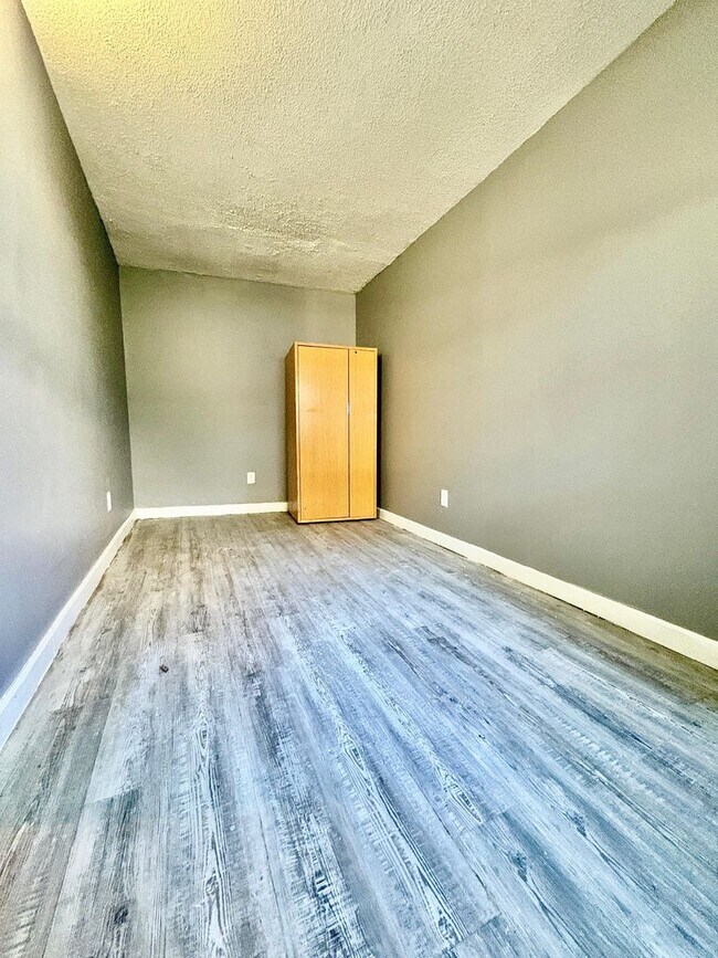 Building Photo - 1243 Portage Ave