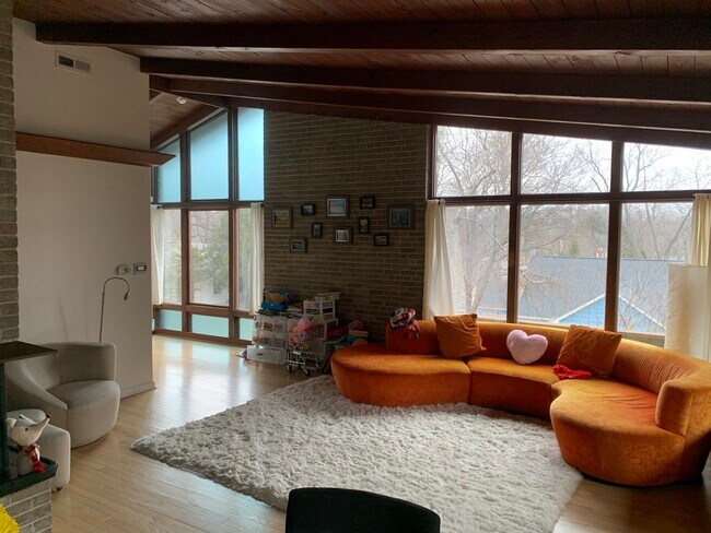 Building Photo - 1106 Edgehill Dr