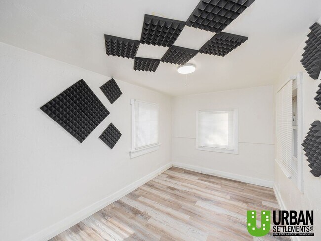 Building Photo - 370 E 8th Ave