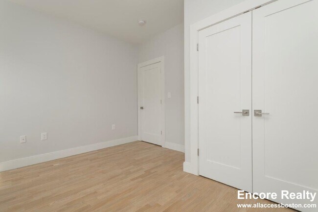 Building Photo - 184 Chiswick Rd