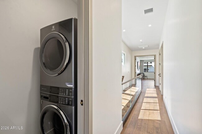 Building Photo - 6916 E 2nd St