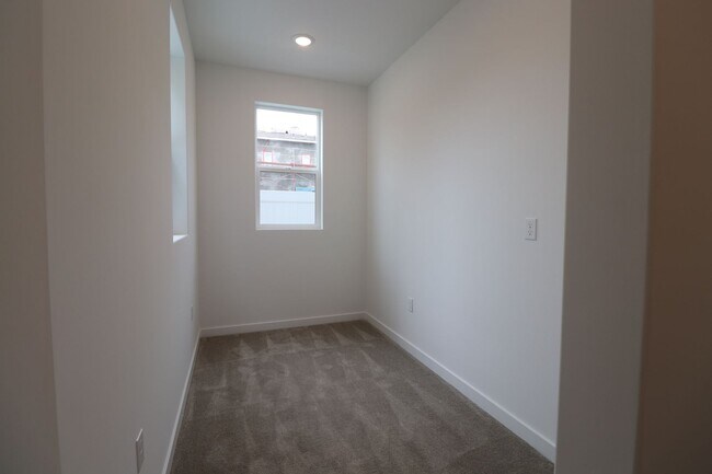 Building Photo - 1713 River Vis