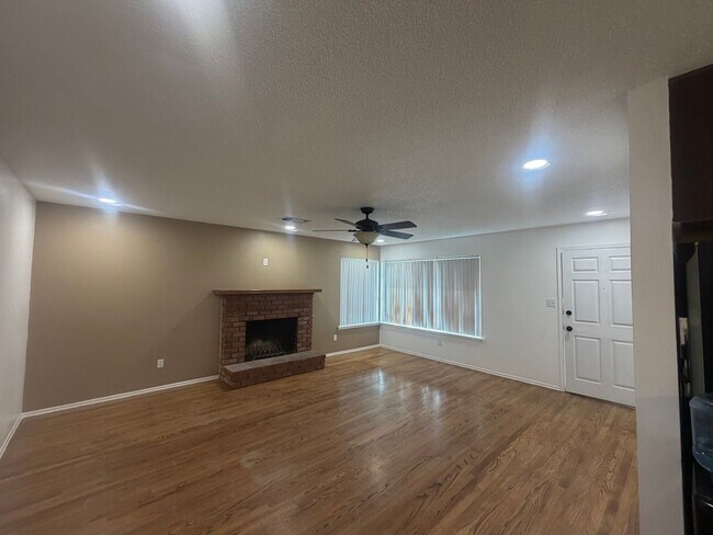 Building Photo - 3 bedroom 2 bathroom in North Hanford