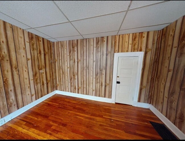 Building Photo - 3 bedroom 1.5 bath house - Now available for the 2026/2027 lease term!