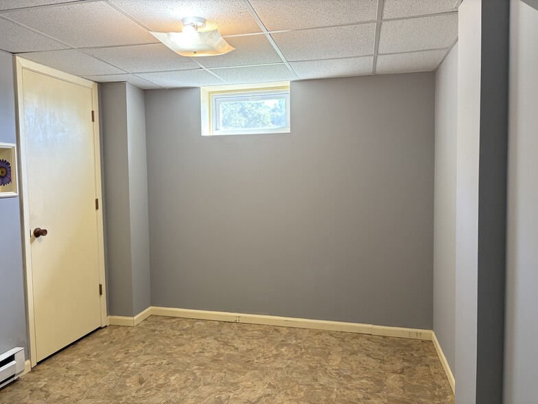 Building Photo - 1406 Valley View Dr