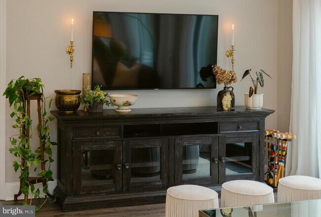 Building Photo - 15841 York Rd