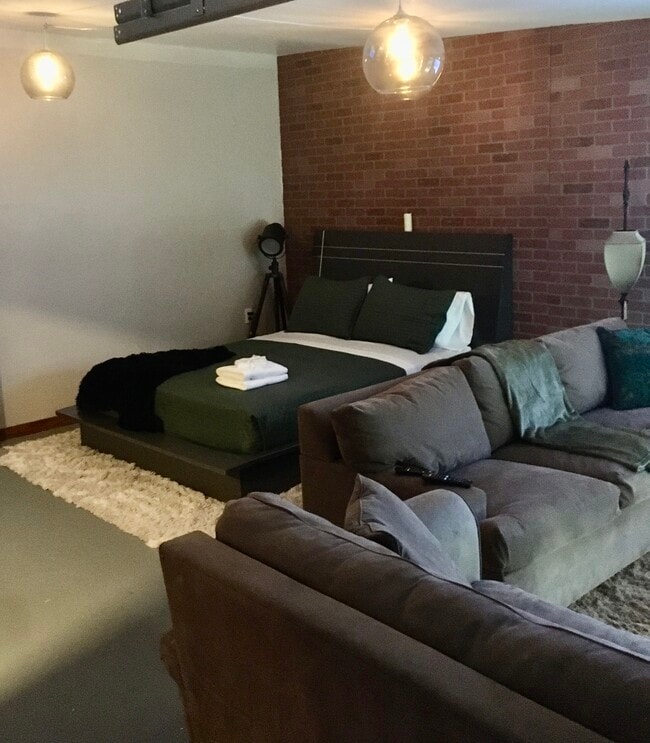 Building Photo - 102 Chapel St