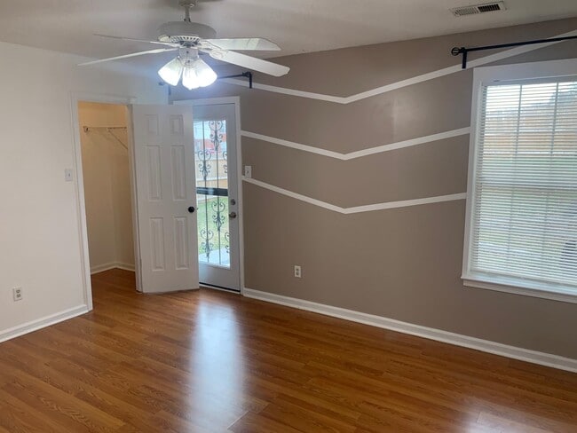 Building Photo - 5545 Oak Branch Cir N