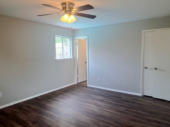 Building Photo - Spacious 3 bedroom 2 bath home w/ swimming...