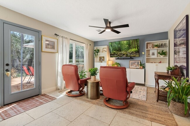 Building Photo - 115 E Pathfinders Cir