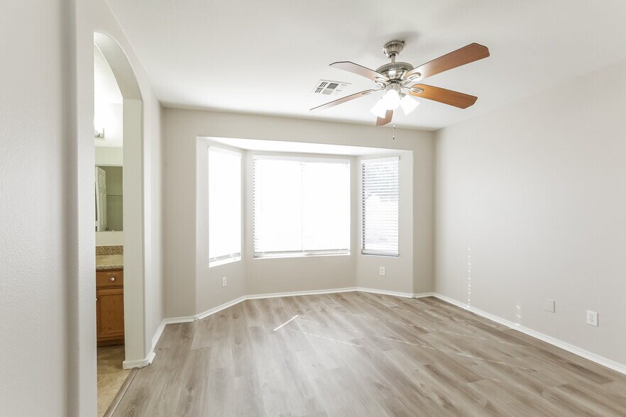 Building Photo - 3702 S 62nd Ave
