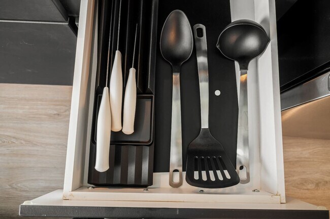 Building Photo - 701 Richmond Ave.