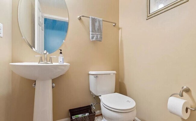 Building Photo - 3 level End Unit townhouse w/bump out in B...