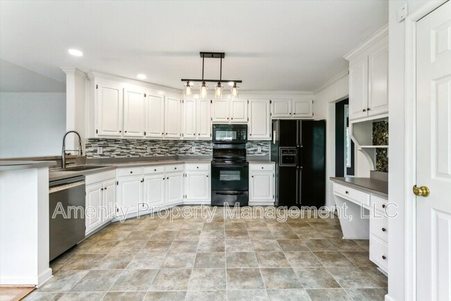Building Photo - 141 Pine Creek Dr