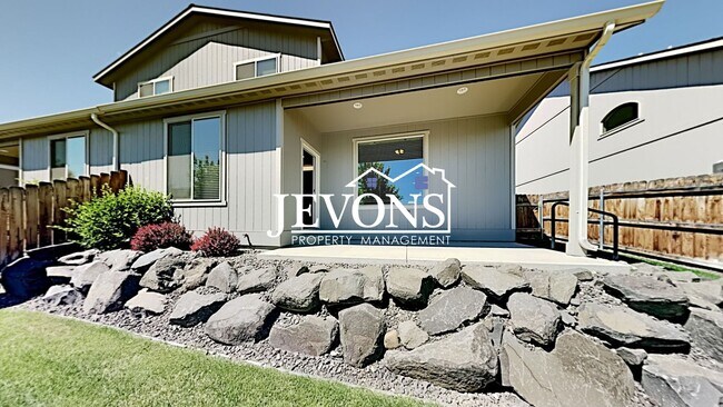 Building Photo - Spacious duplex with master bedroom, backy...
