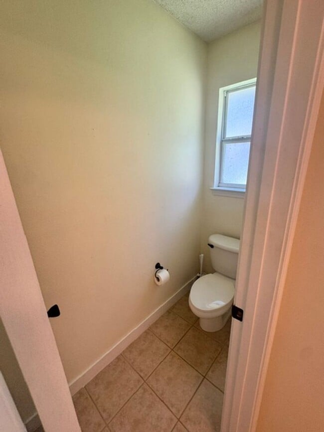 Building Photo - Spacious 4 Bedroom in South Crestview!