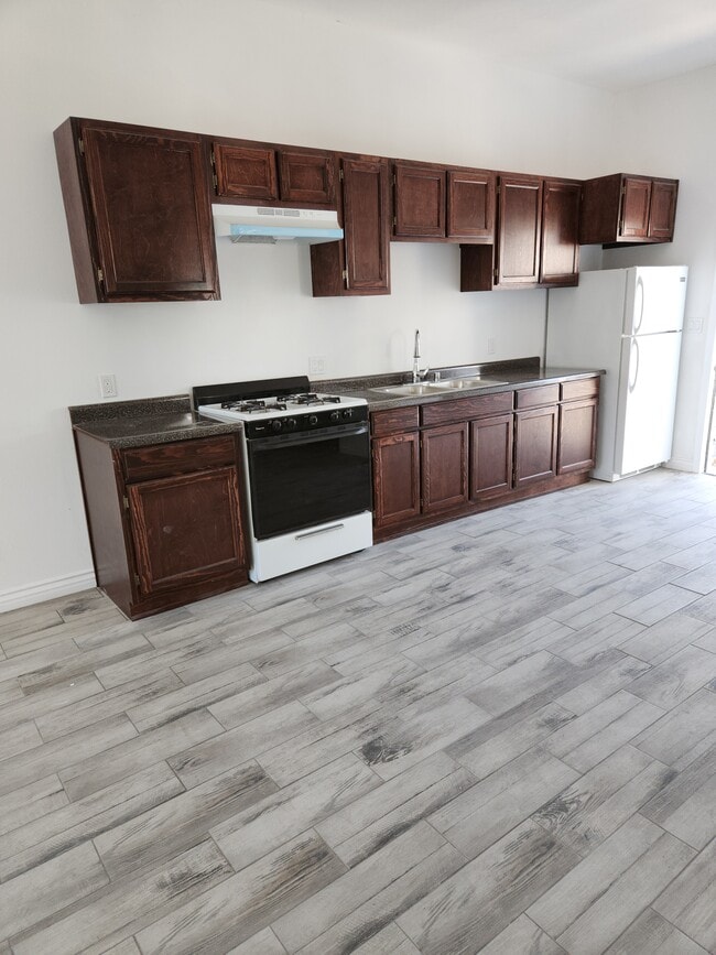 Building Photo - 1177 E 41st Pl