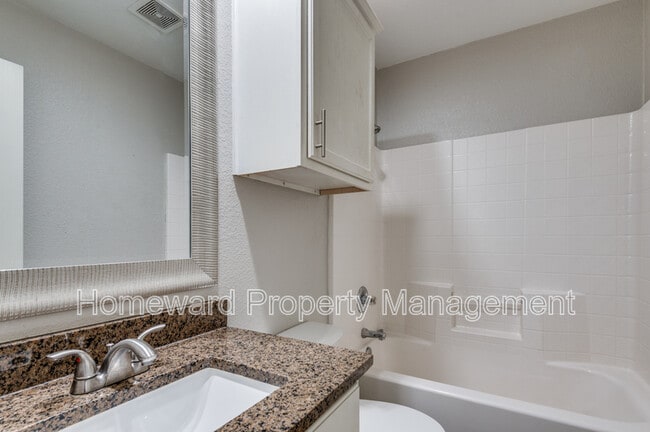 Building Photo - 5203 Chippewa Dr