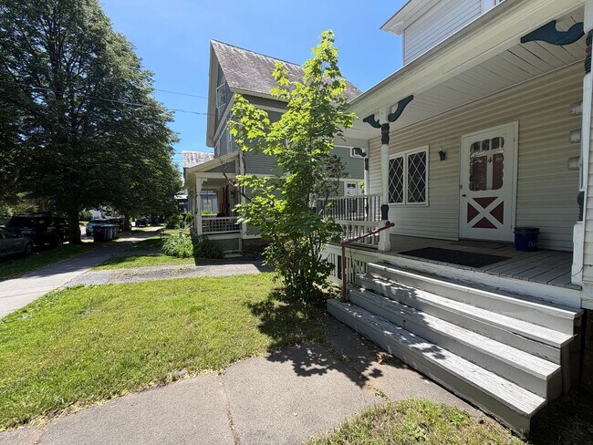 Building Photo - 3 Bedroom Apartment Superior South End Location Burlington Available 7/1