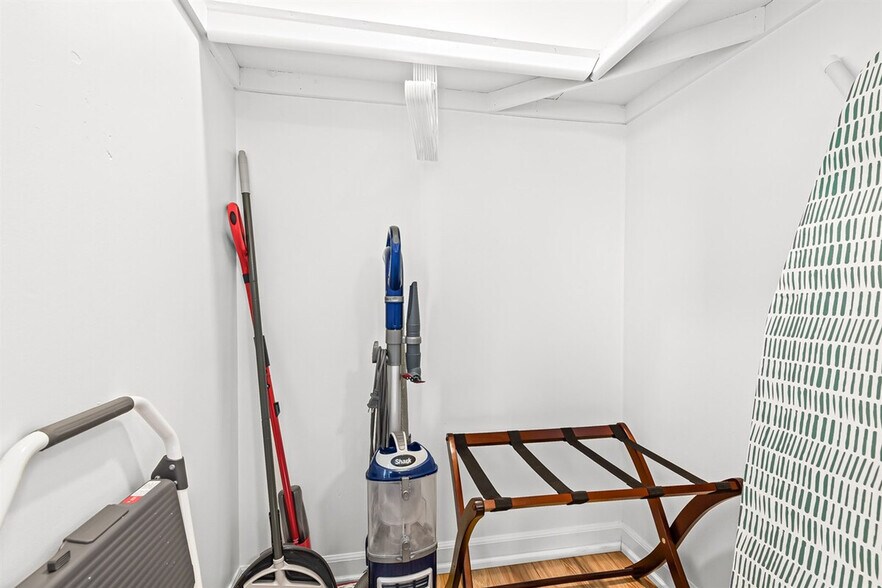 Building Photo - 18423 Sharon Ln