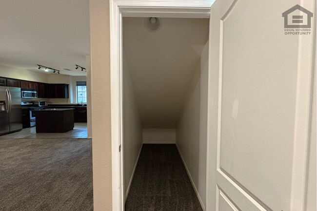 Building Photo - 3Bed/2.5Bath House at Union Hills Dr/32nd St! Ready for Immediate Move-In!