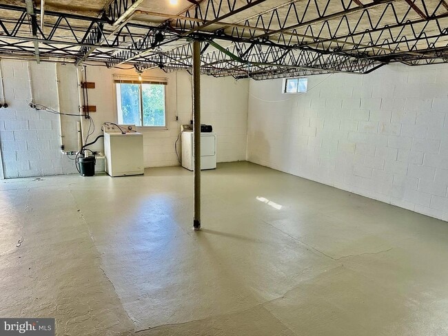 Building Photo - 602 E Maple St