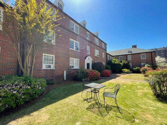 Courtyard - 2853 Thornhill Rd