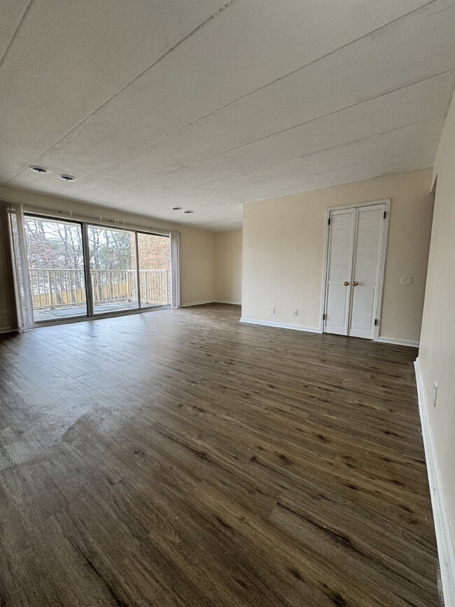 Building Photo - Bright & Inviting 3-Bed Condo in Huntingto...