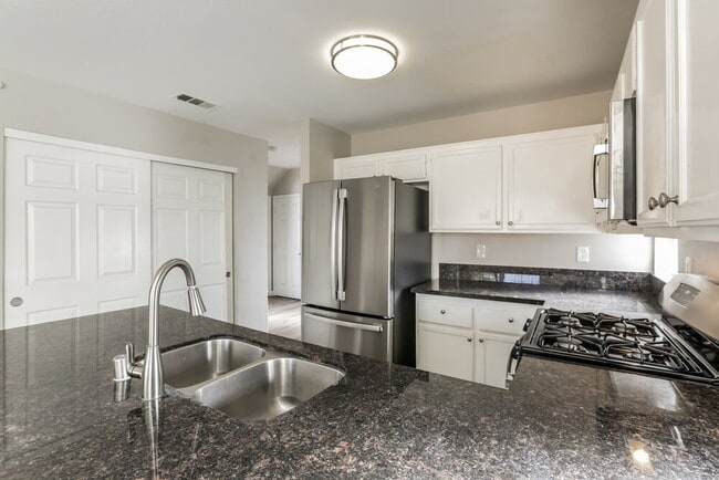 Building Photo - 2435 Sunset Peak St