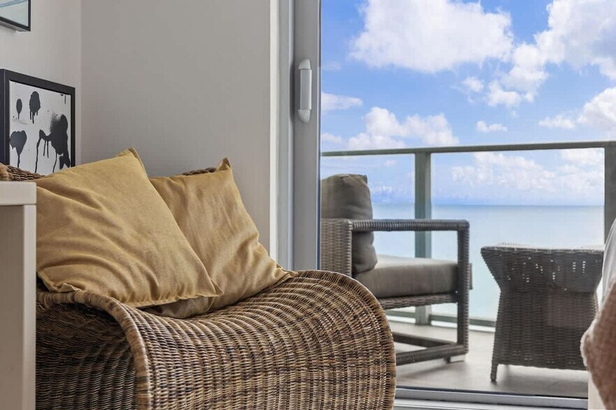 Building Photo - 4011 S Ocean Dr