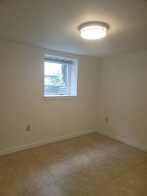 Building Photo - Spacious 2 Bedroom/ 1 bath lower unit in D...