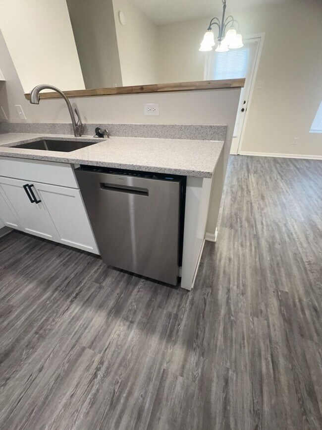 Building Photo - Beautiful 3 Bedroom, 2 Bath Available Now!