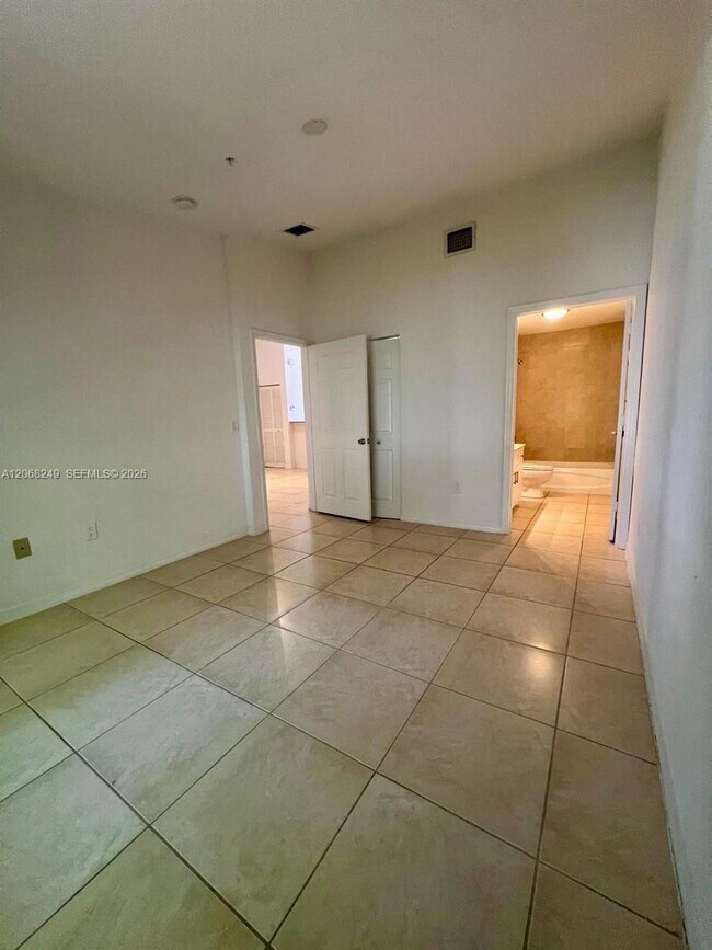 Building Photo - 3824 SW 48th Ave